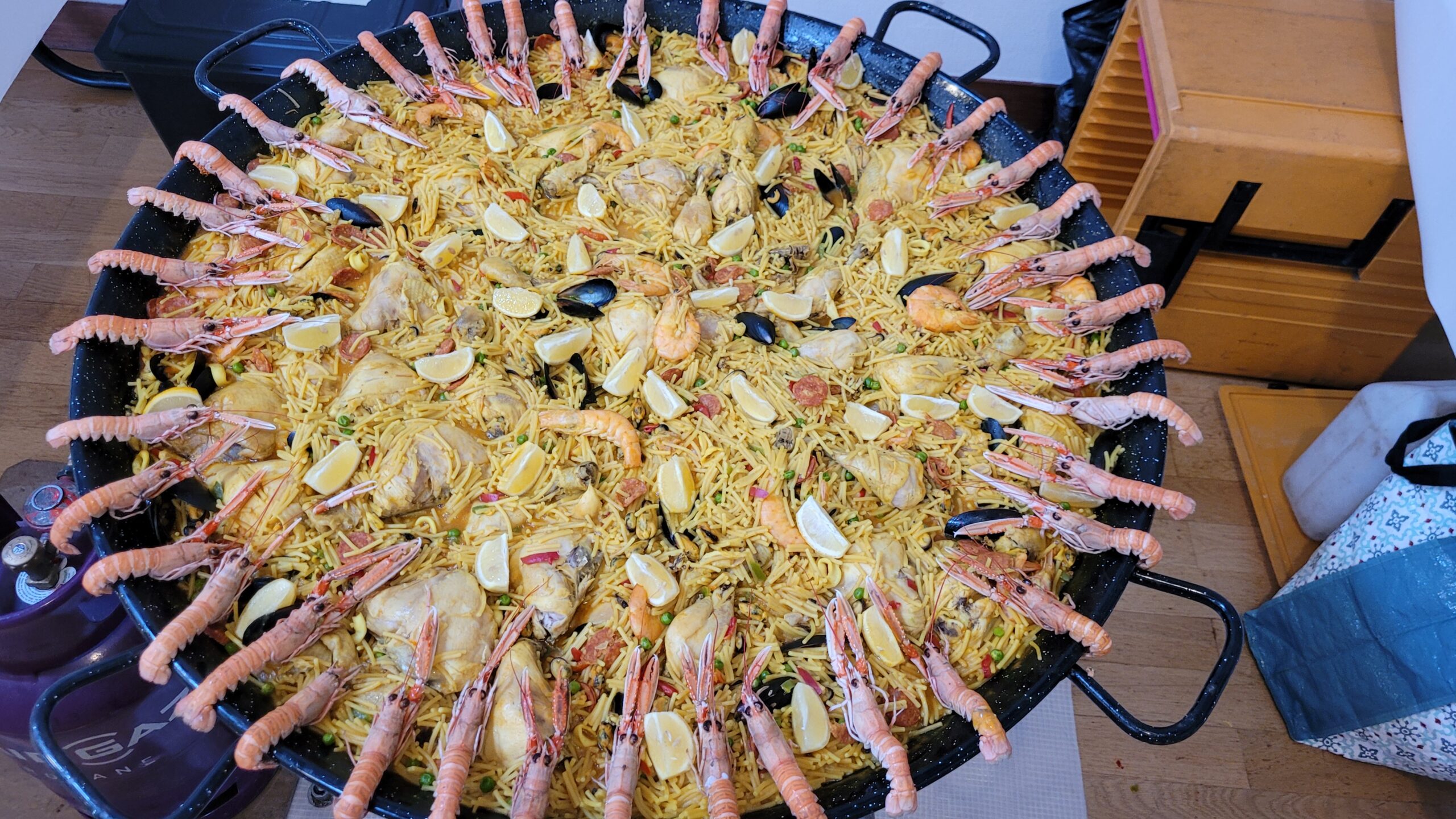 Paella à Domicile : Savourez l’Espagne Authentique Dans Votre Salon